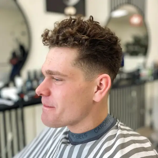 Garbanotų plaukų kirpimas su mid fade – Barberette Klaipėdoje