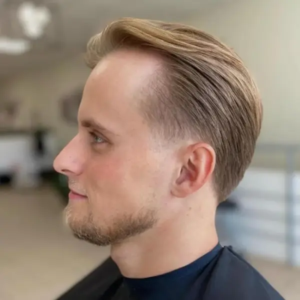 Šoninis fade kirpimas su ilgesne viršutine dalimi – vyrų kirpykla Klaipėdoje