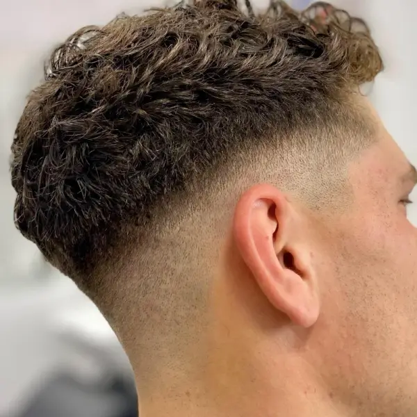 Garbanotų plaukų kirpimas su low fade – Barberette grožio studija