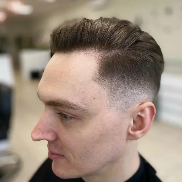 Elegantiškas side part kirpimas su taper fade – Barberette